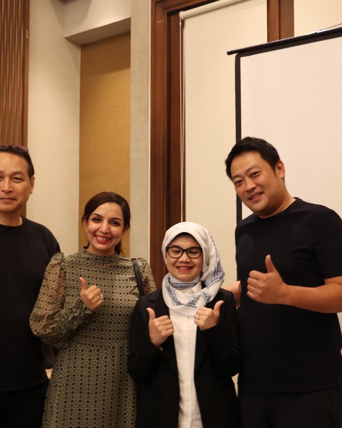 インドネシアのパートナーとの記念写真